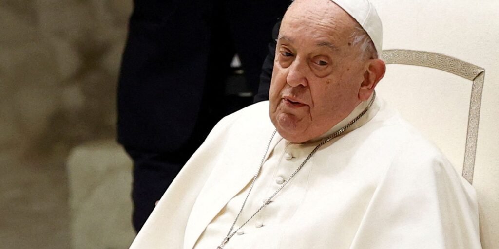 Papa pode aparecer neste domingo para saudação aos fiéis, diz Vaticano Papa pode aparecer neste domingo para saudação aos fiéis, diz Vaticano