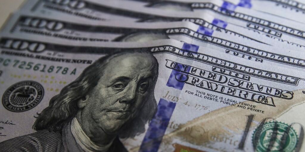 Dólar sobe para R$ 5,71 com piora de ambiente no exterior Dólar sobe para R$ 5,71 com piora de ambiente no exterior