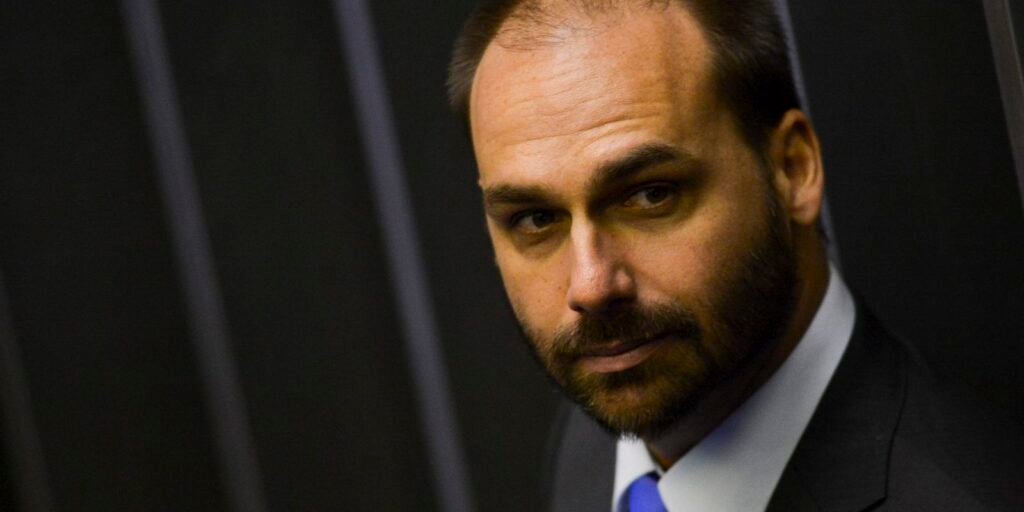 PGR dá parecer contra apreensão do passaporte de Eduardo Bolsonaro