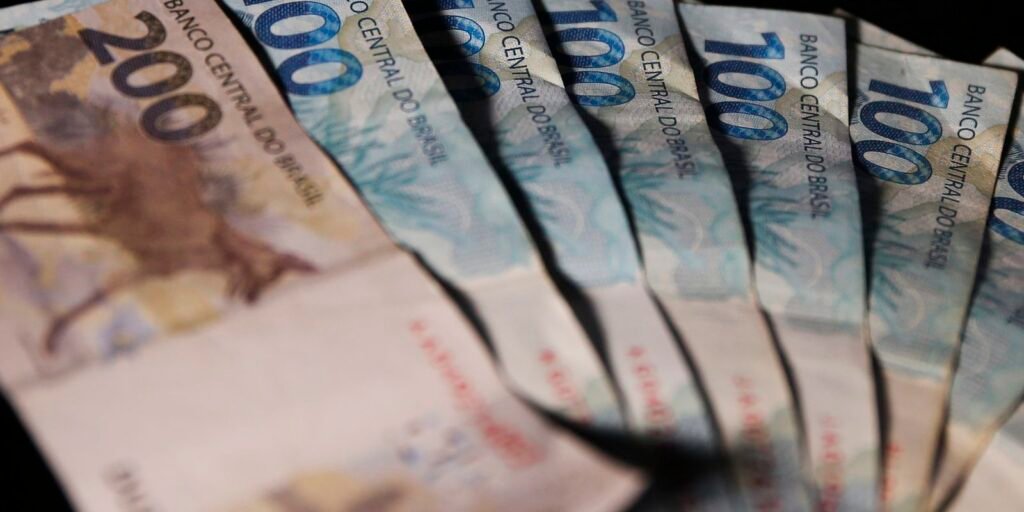 Decreto provisório restringe R$ 128,4 bi do Orçamento até maio Decreto provisório restringe R$ 128,4 bi do Orçamento até maio