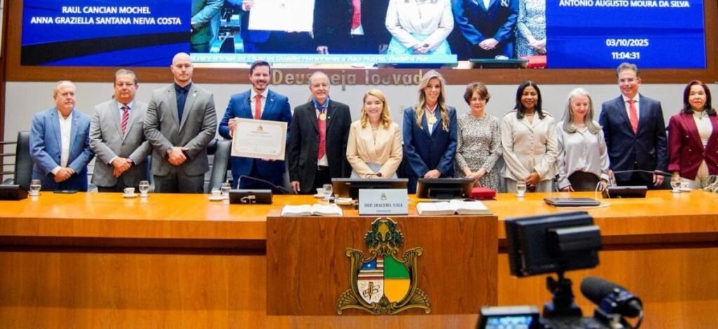 Assembleia homenageia personalidades em sessão solene