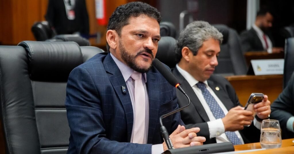 “É amor ou amizade?”, questiona Cláudio Cunha sobre insistentes reclamações de deputados dinistas ao governo